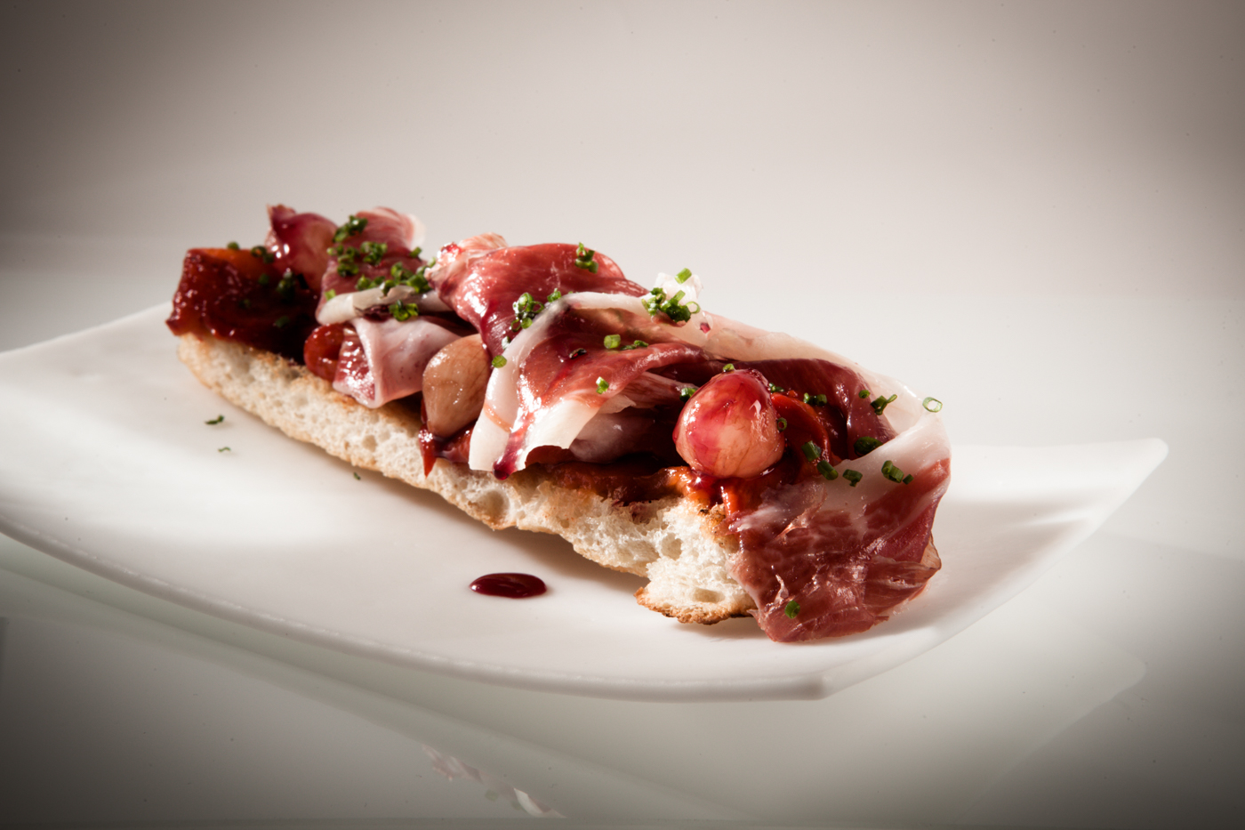 Dry cured acorn fed 100 ibérico pork ham with roasted peppers and